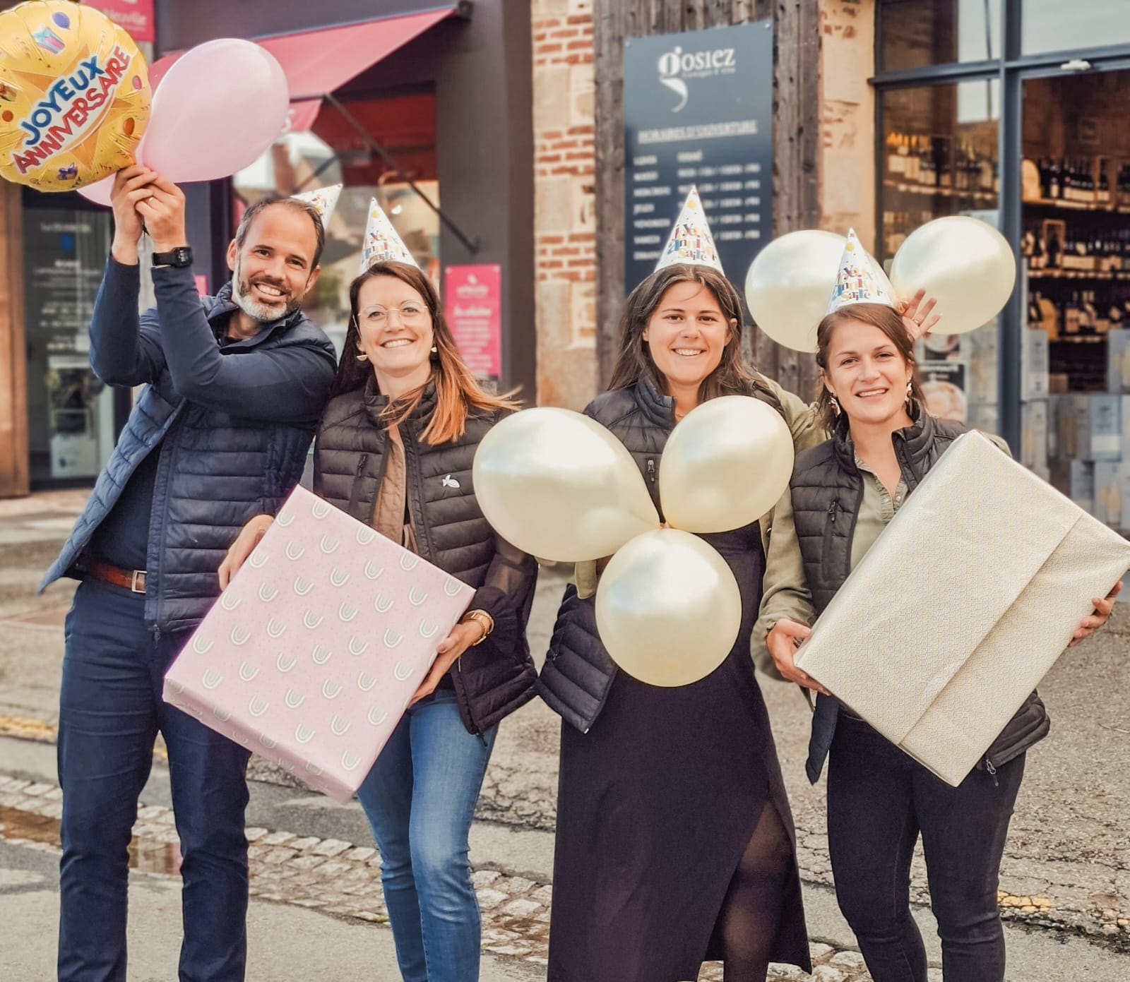 L'équipe de la boutique Gosiez La Guerche fête les 6 ans avec des ballons et des cadeaux devant la boutique