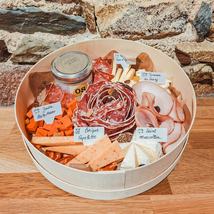 Plateau dégustation Saint-Valentin Gosiez composé de fromages et charcuteries artisanales pour 3 à 4 personnes