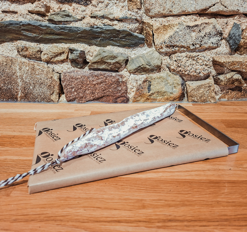 Fuet à la truffe charcuterie artisanale sur planche Gosiez